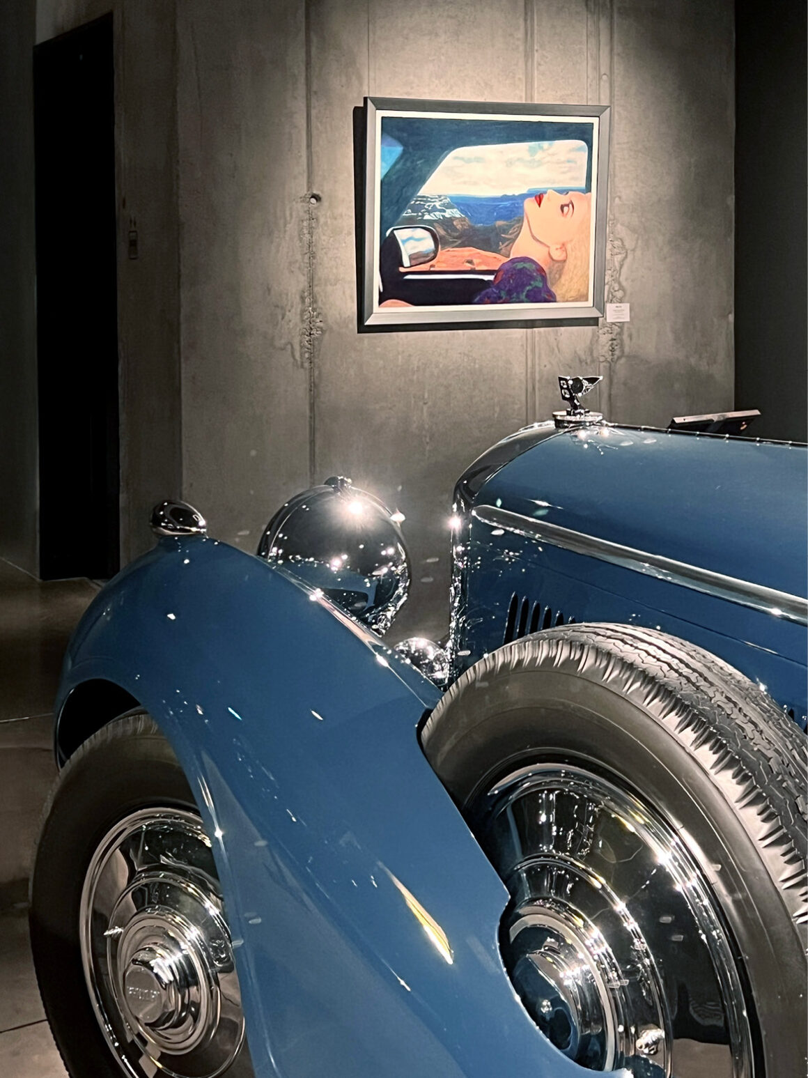 Bilder von James Francis Gill gepaart mit Oldtimern im MAC 2.