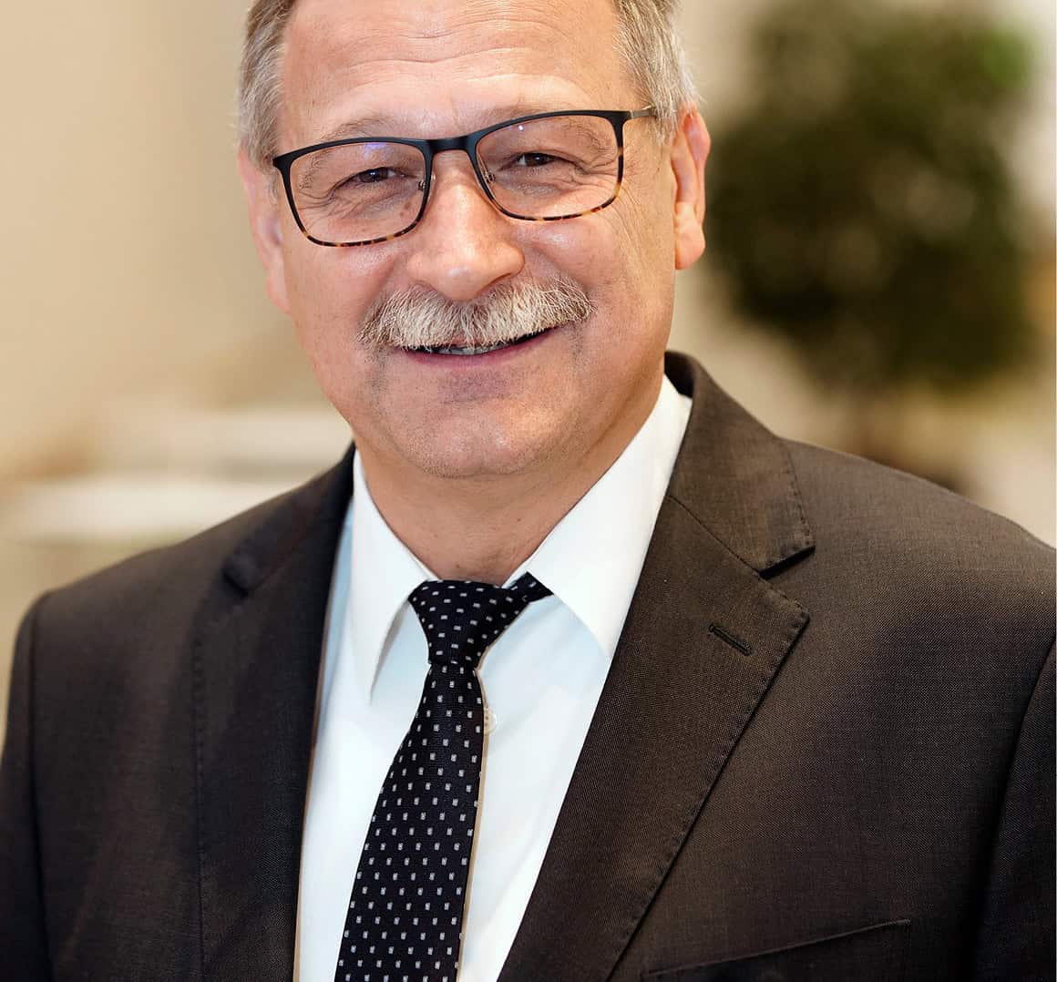 Der promovierte Mediziner Ernst Tabori ist unter anderem Facharzt für Hygiene und Umweltmedizin, Infektiologe sowie Facharzt für Gynäkologie und Geburtshilfe. Er ist seit der Gründung des Deutschen Beratungszentrums für Hygiene (BZH) in Freiburg vor über 26 Jahren dabei und seit 17 Jahren dessen Ärztlicher Direktor, seit sechs Jahren zudem Geschäftsführer.