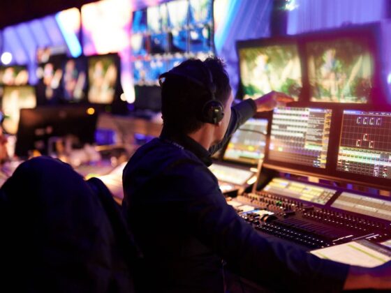 Am Regler bei der Bambi-Verleihung: Das Team von Kimmig Entertainment sorgt unter anderem dafür, dass die Technik während der Show reibungslos funktioniert und die Stars auf der Bühne optimal in Szene gesetzt werden. Foto: Kimmig Entertainment
