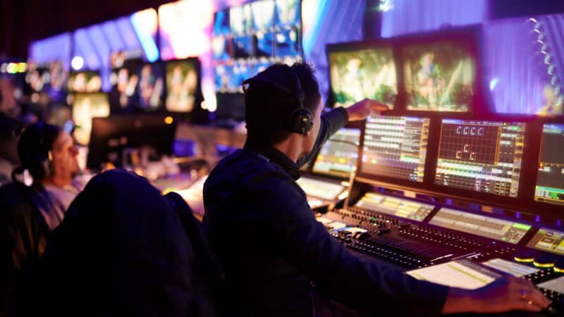 Am Regler bei der Bambi-Verleihung: Das Team von Kimmig Entertainment sorgt unter anderem dafür, dass die Technik während der Show reibungslos funktioniert und die Stars auf der Bühne optimal in Szene gesetzt werden. Foto: Kimmig Entertainment