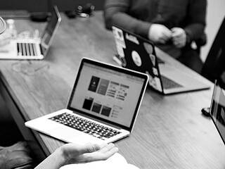 Mitarbeiter am Laptop mit hilfloser Geste