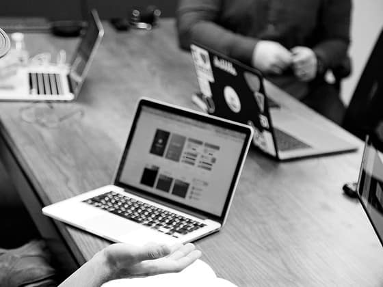 Mitarbeiter am Laptop mit hilfloser Geste