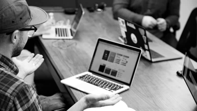 Mitarbeiter am Laptop mit hilfloser Geste