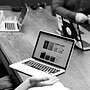 Mitarbeiter am Laptop mit hilfloser Geste