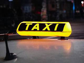 Klassische Taxis spüren die Konkurrenz von Mietwagen, die ohne Taxischild zu oft günstigeren Fixpreisen fahren. Foto: unsplash