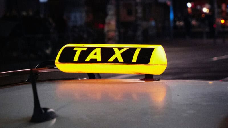 Klassische Taxis spüren die Konkurrenz von Mietwagen, die ohne Taxischild zu oft günstigeren Fixpreisen fahren. Foto: unsplash