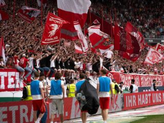 Nicht nur im Stadion wie hier am letzten Spieltag der vergangenen Saison, auch beim Dialogprozess sind Mitglieder aktiv. Foto: Santiago Fanego