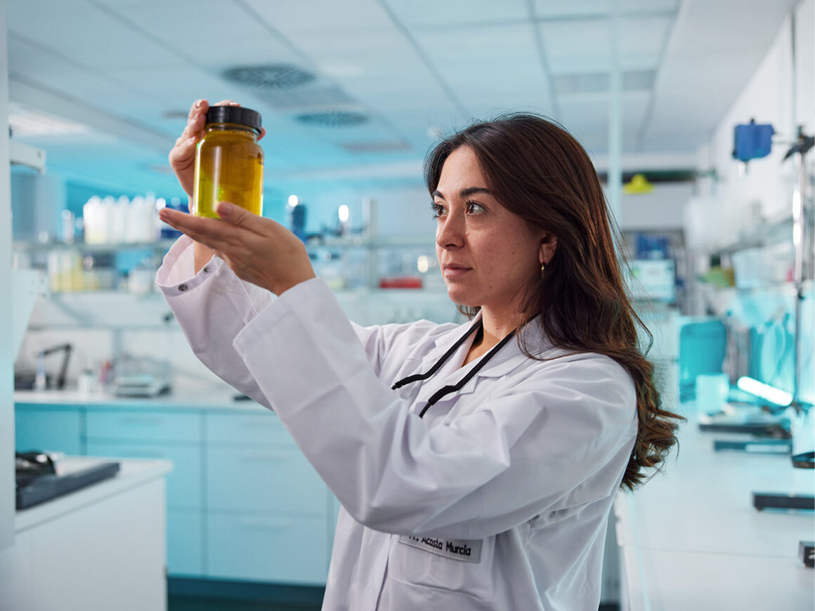 Labor von ADA Cosemtics Laborantin prueft Tinktur