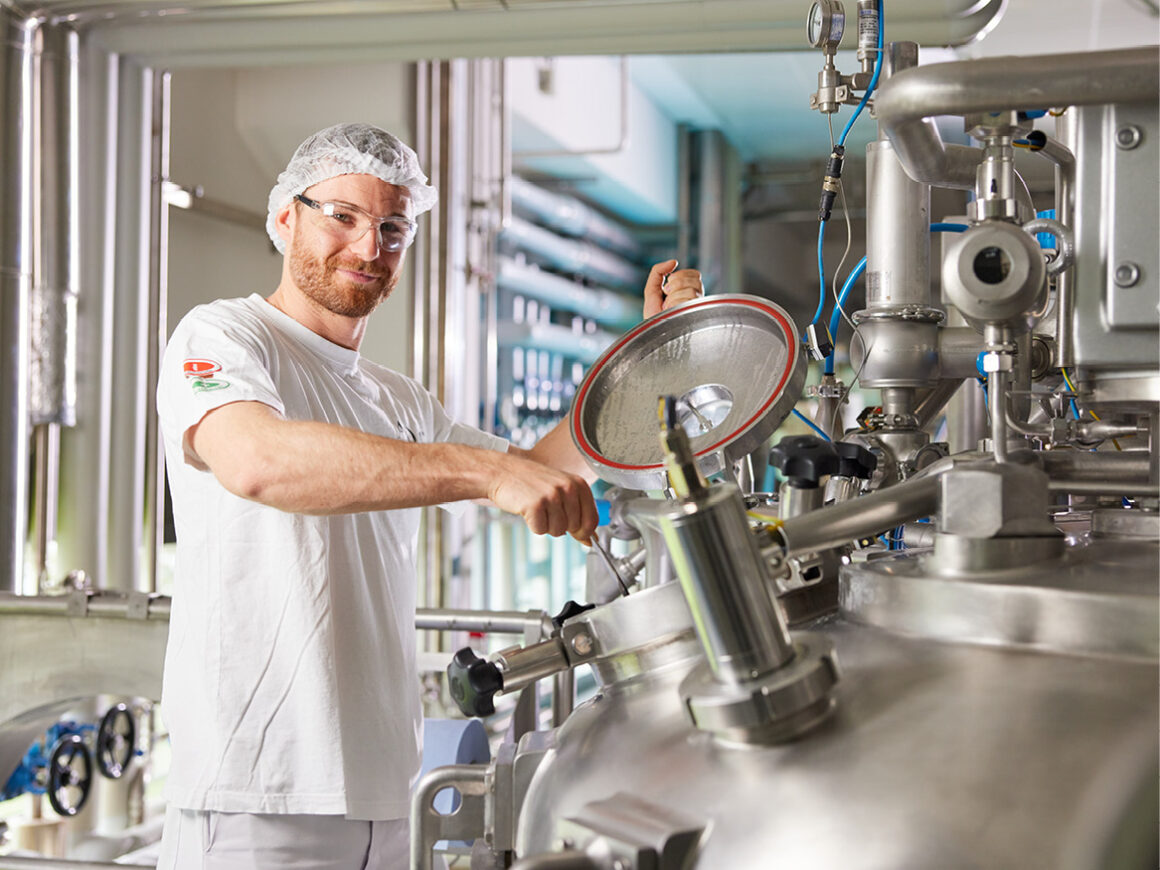 ADA Cosemtics Mitarbeiter in der Produktion