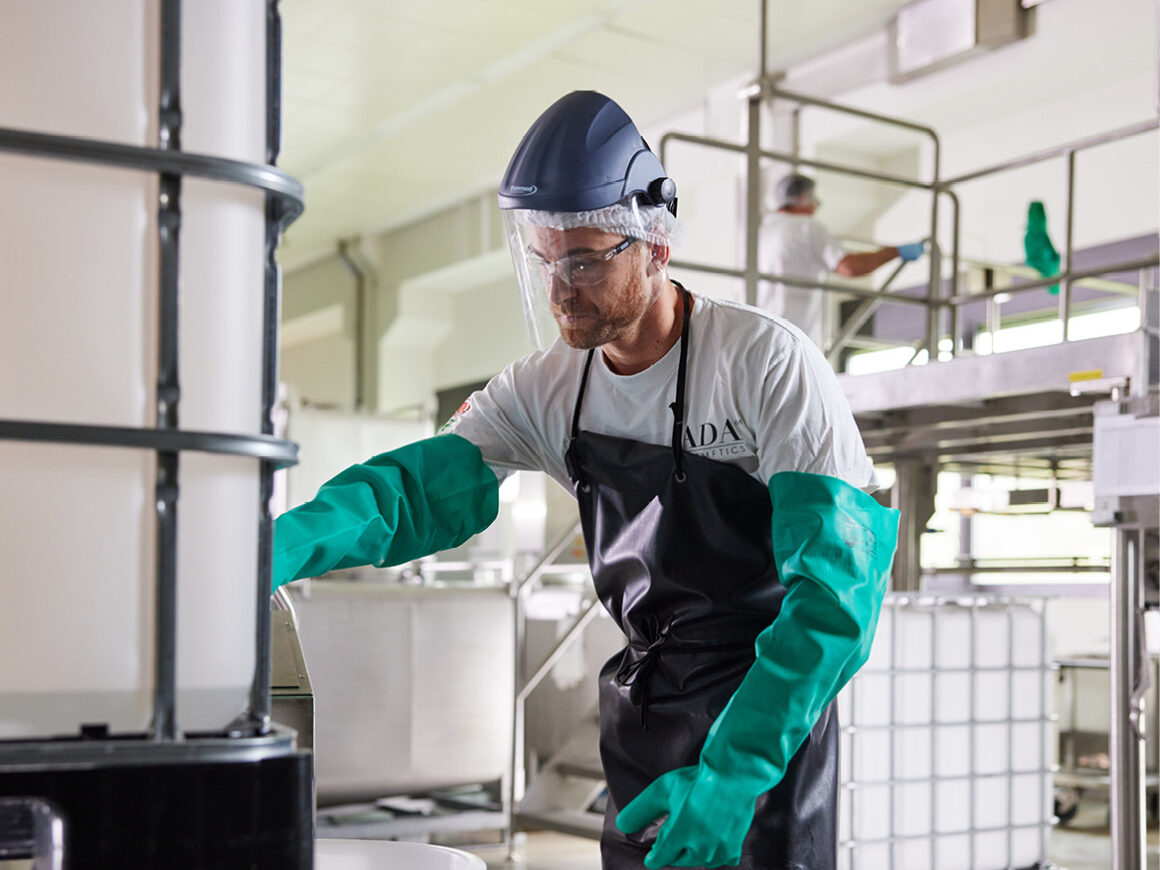 ADA Cosemtics Mitarbeiter in der Produktion