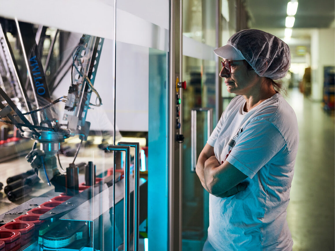 ADA Cosemtics Mitarbeiterin in der Produktion