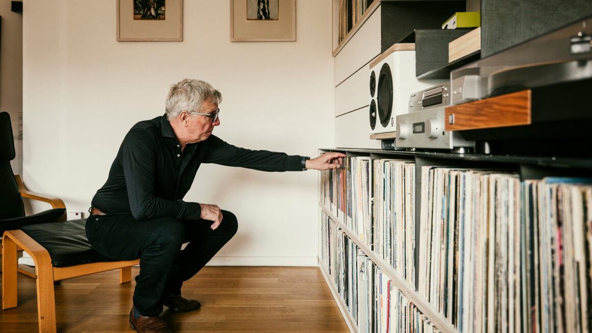 Frank Kleinschmidt Labelchef In+out Records mit seiner Vinylsammlung
