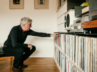 Frank Kleinschmidt Labelchef In+out Records mit seiner Vinylsammlung