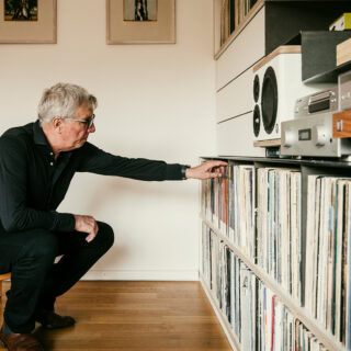 Frank Kleinschmidt Labelchef In+out Records mit seiner Vinylsammlung