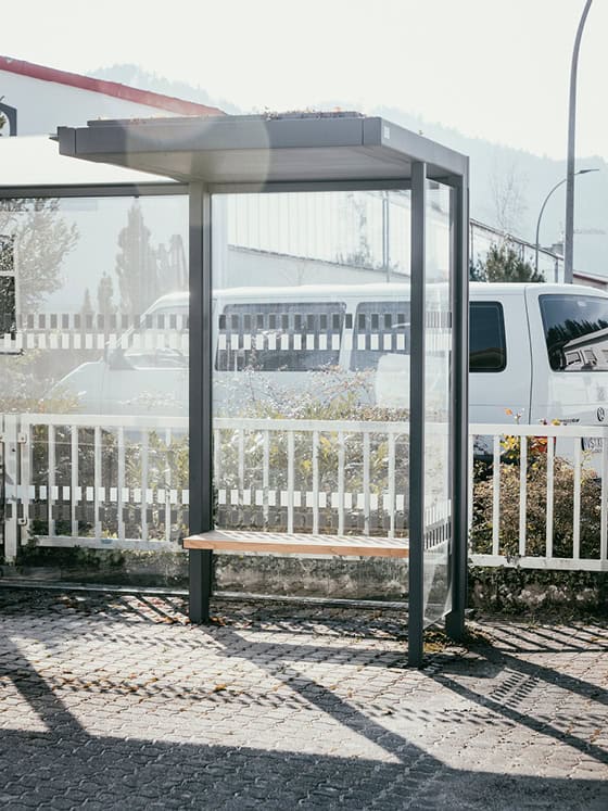 Fahrgastunterstand auf dem Firmengelände von Kienzler Stadtmobiliar