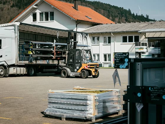 Gabelstapler auf dem Firmengelände von Kienzler Stadtmobiliar