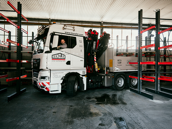 LKW von Kienzler bei der Beladung im Werk in Hausach