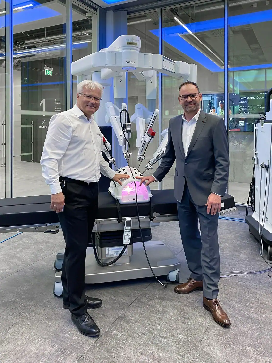 Harald Haigis und Tilmann Schlick an einem Da-Vinci-OP-System
