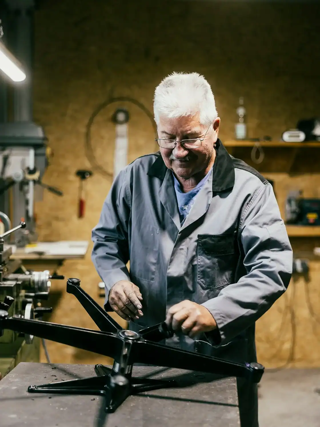 Metallbearbeiter in der Werkstatt von VIntage Originals