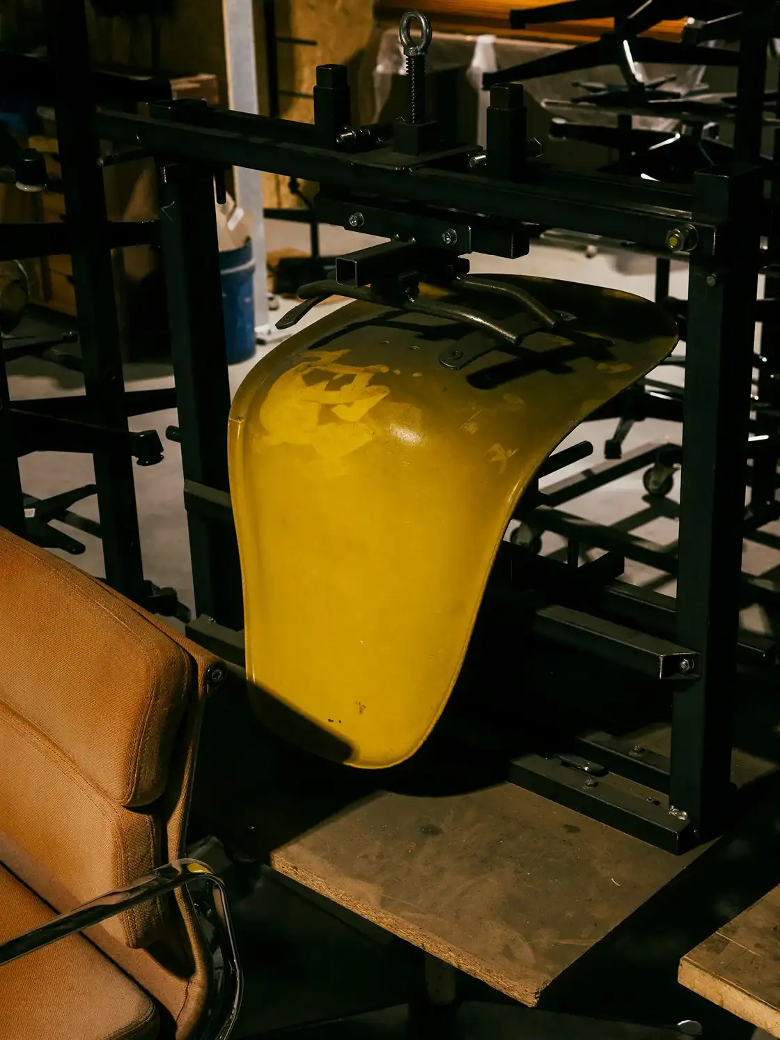Plastic Chair von Vitra bei der Restauration