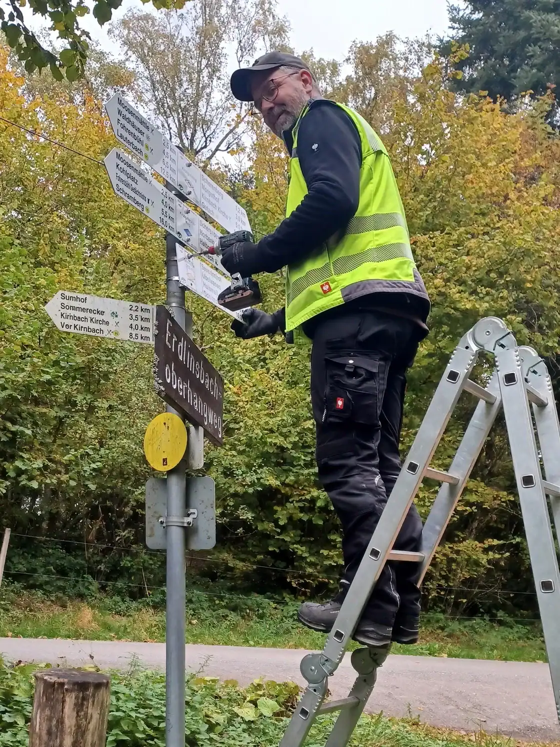 Kinzigtalsteig Wegewart bringt Wanderschilder an