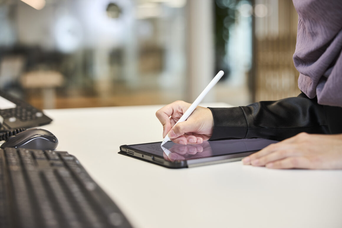 vogelplus_Tablet mit Stift