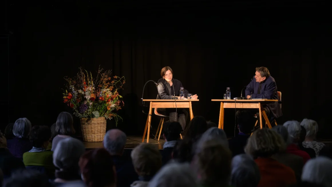 Moderator Thomas Geiger im Gespräch mit Dorothee Elmiger